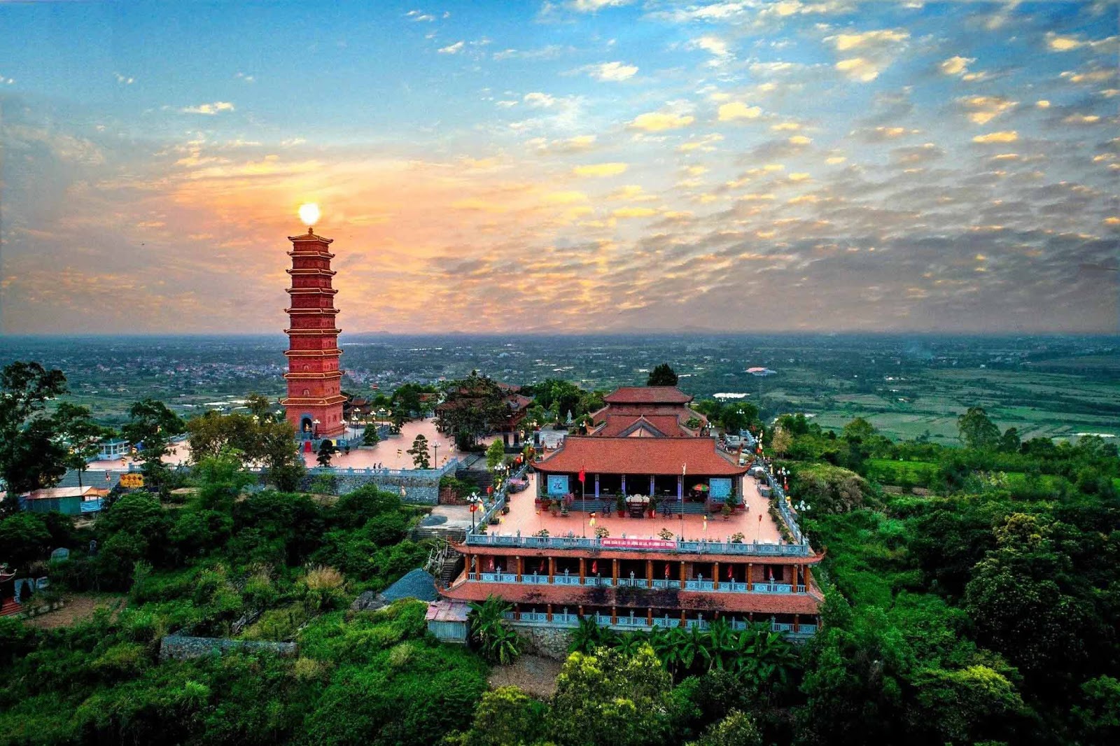 Chùa Tháp Tường Long linh thiêng giữa không gian núi đồi bao la.