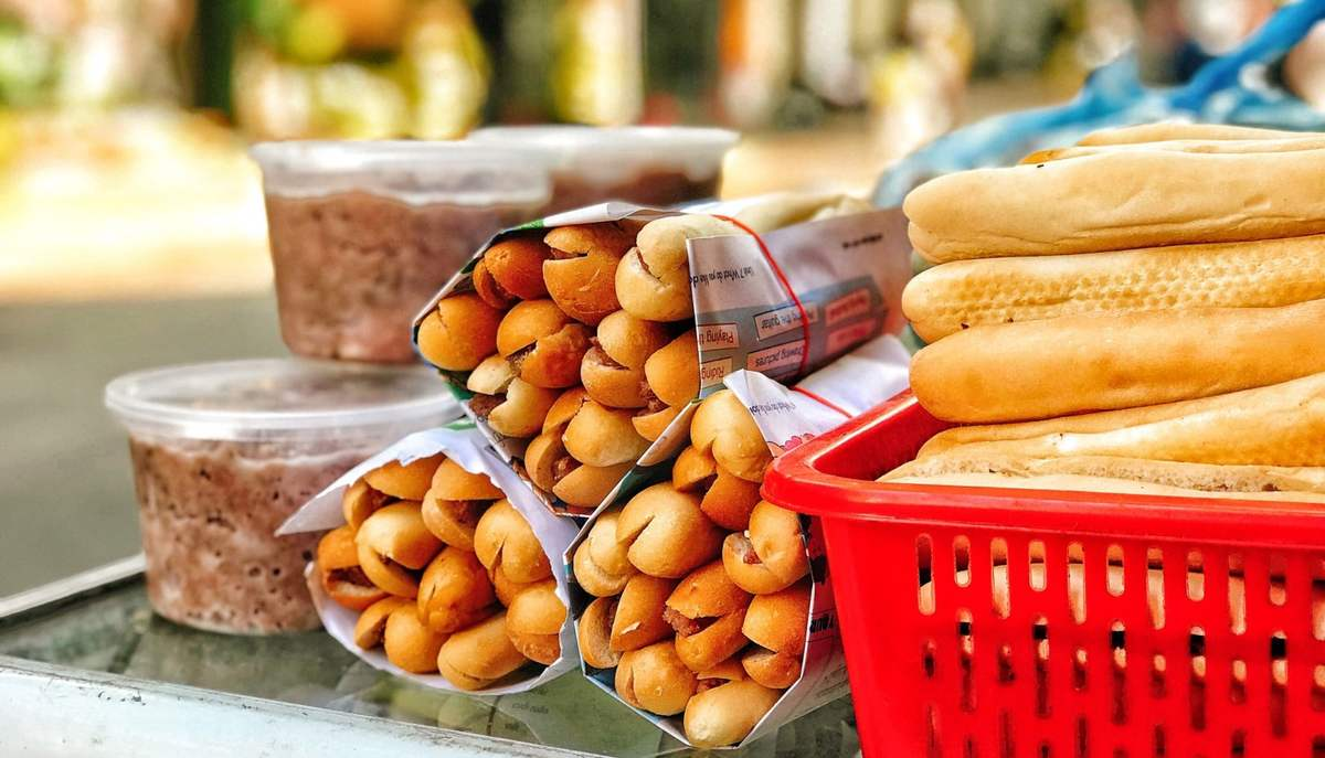Bánh mì cay là món ăn vặt nổi tiếng của Hải Phòng. 