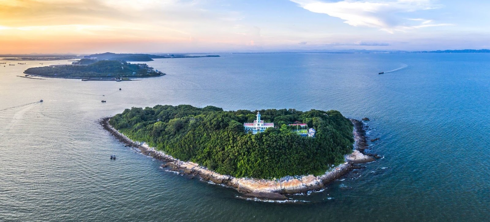 Đảo Hòn Dấu với ngọn hải đăng cổ biểu tượng. 