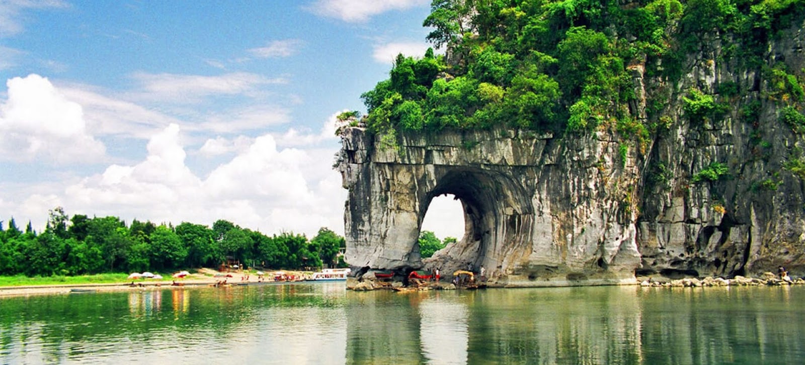 Ngọn núi đá vôi có hình dáng tựa chú voi sừng sững giữa sông nước bao la.