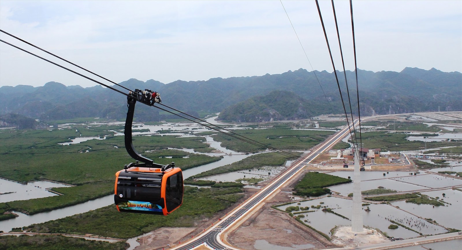 Cáp treo là phương tiện di chuyển nhanh chóng và tiện nghi đến đảo Cát Bà.