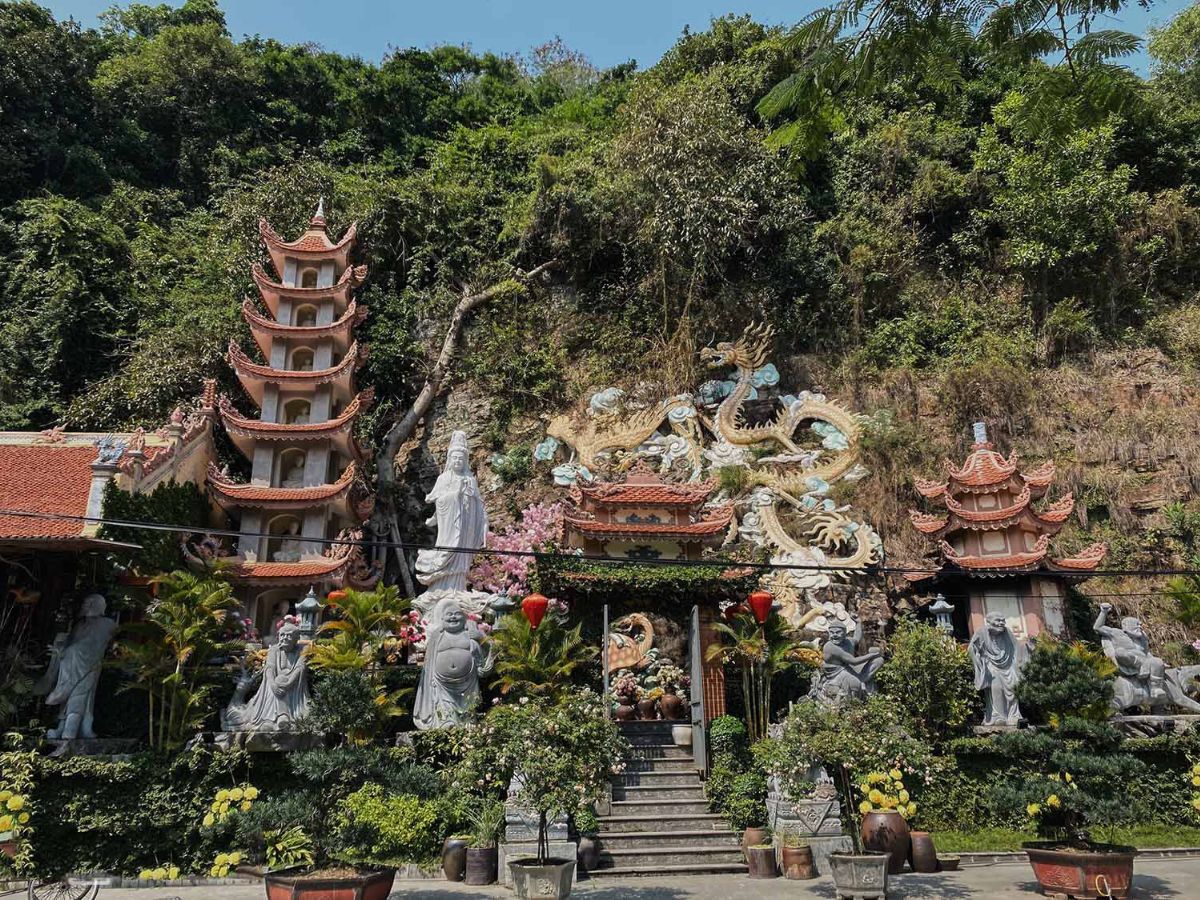 Đền Bà Đế là điểm du lịch tâm linh nổi tiếng