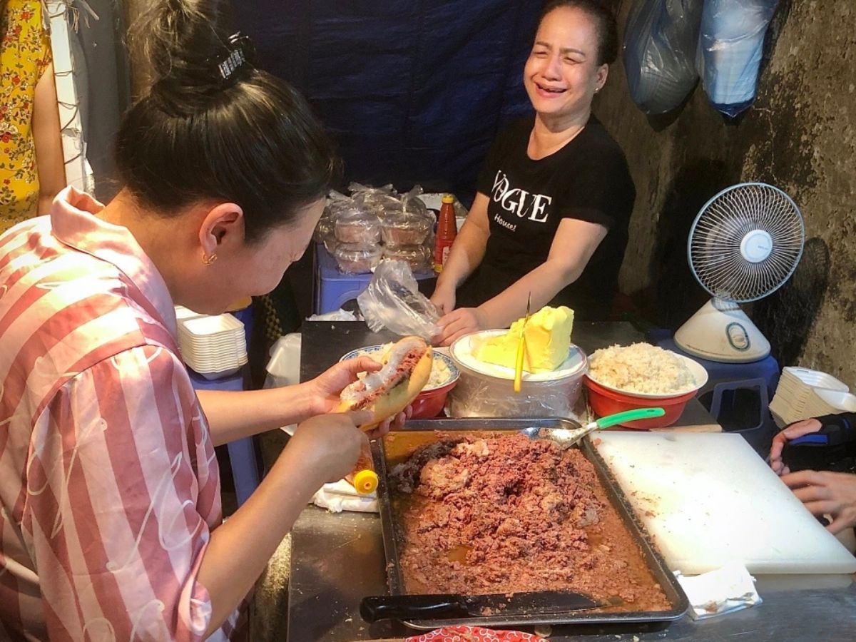 Bánh mì cay Bà Già là địa chỉ nổi tiếng tại Hải Phòng. 