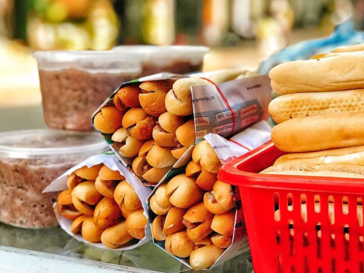 Bánh mì que Hải Phòng với hương vị thơm ngon đặc biệt. 
