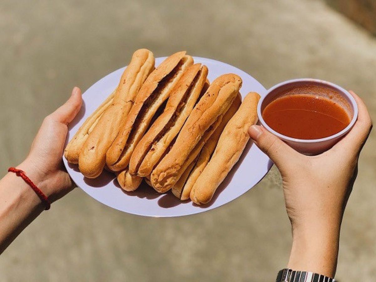 Thưởng thức bánh mì cay Đinh Tiên Hoàng.