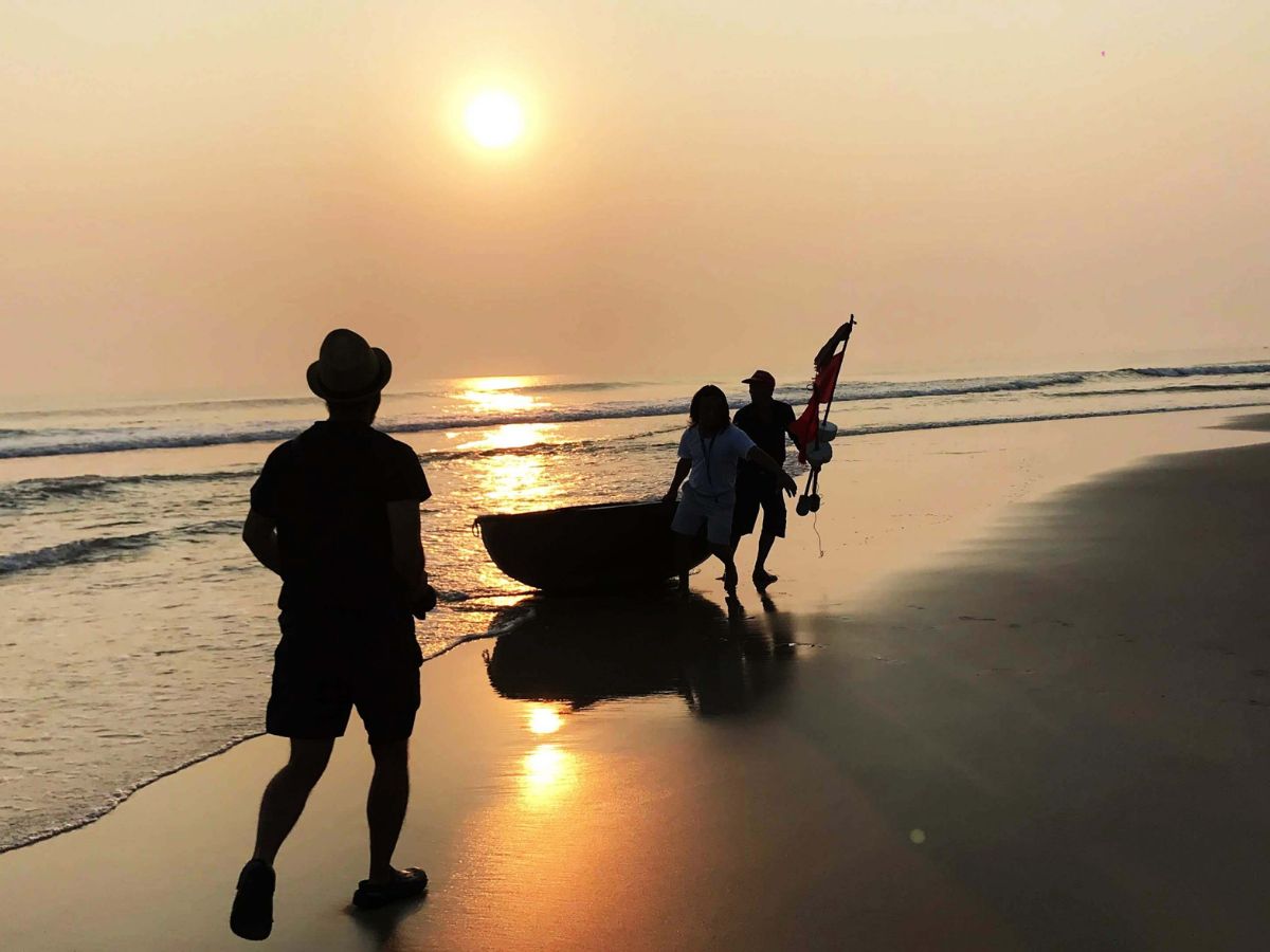 Ngắm bình minh trên bãi biển Cát Cò bình yên