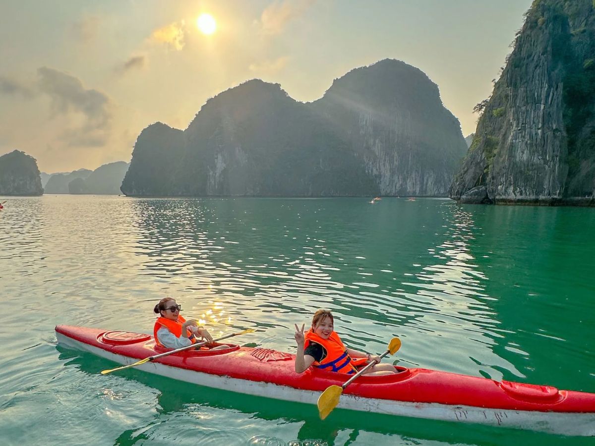 Ngắm bình minh trên vịnh Lan Hạ từ sớm là trải nghiệm độc đáo cho du khách