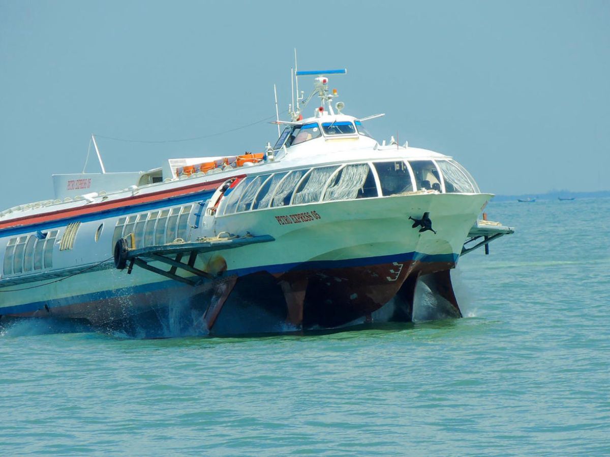 Tàu cao tốc di chuyển nhanh hơn phà để đến Cát Bà.