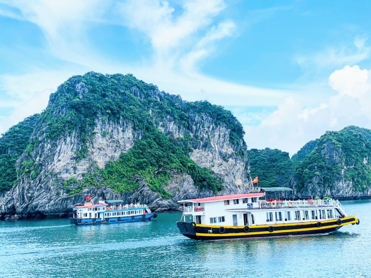 Ngă cảnh vịnh Lan hạ từ trên thuyền hoặc phà