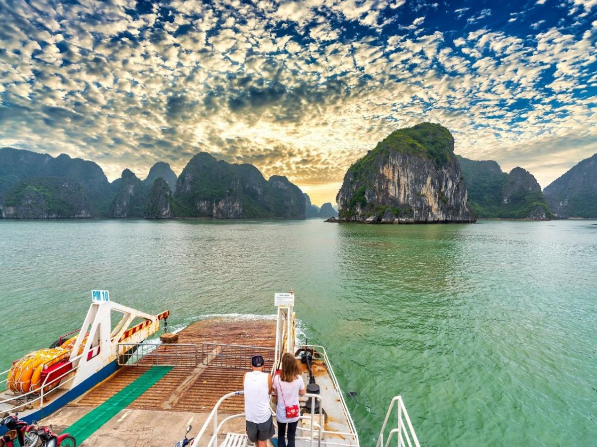 Du khách đi phà ra đảo Cát Bà để tận hưởng kỳ nghỉ.