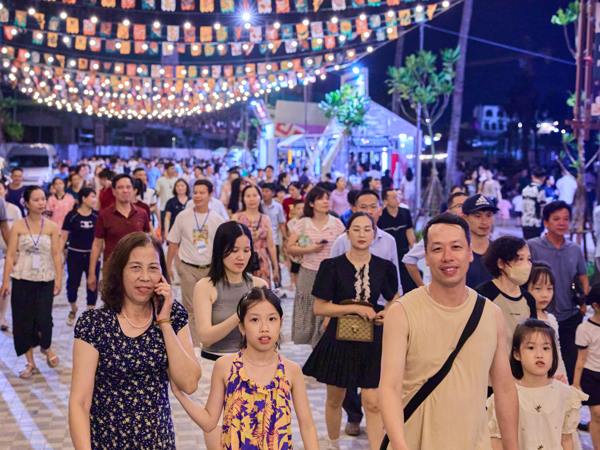 Tham quan chợ đêm VUI-Fest Cat Ba để thưởng thức ẩm thực đặc trưng tại Cát Bà.