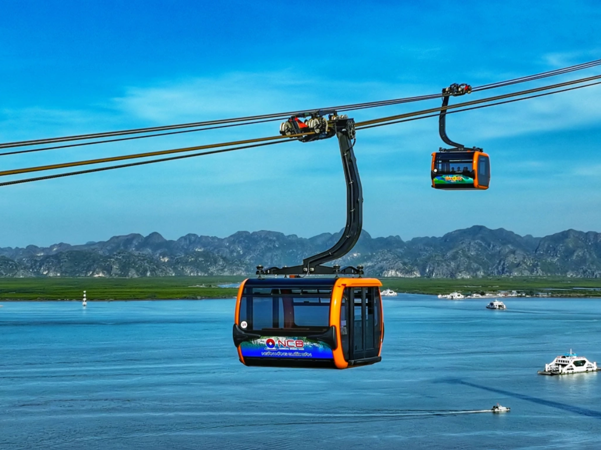 Trải nghiệm cáp treo Sun World Cat Ba để ngắm nhìn toàn cảnh vịnh Lan Hạ từ trên cao.