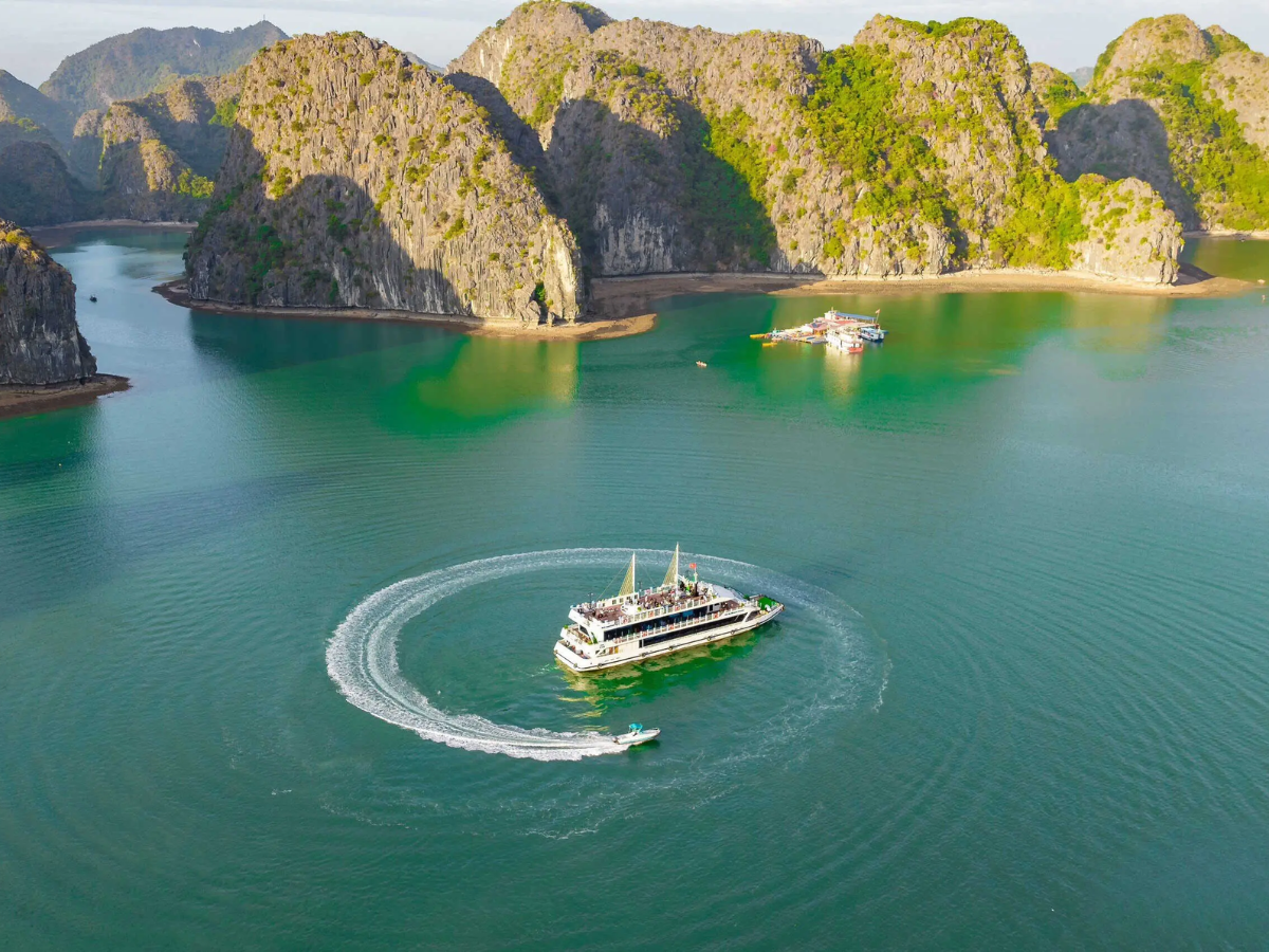 Buổi sáng dành thời gian để tham quan Vịnh Lan Hạ nổi bật với thiên nhiên hùng vĩ.