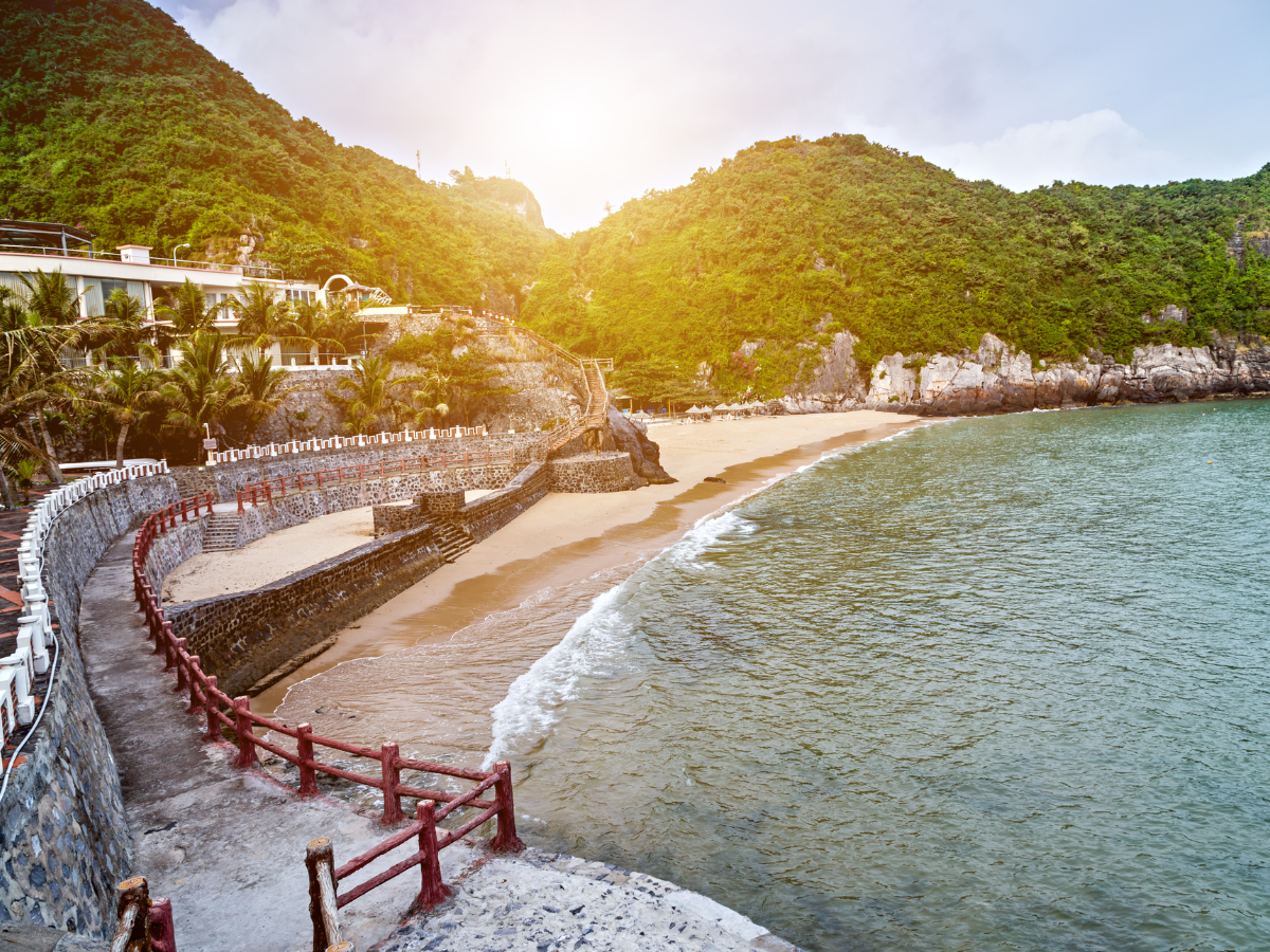 Bãi Cát Cò với làn nước trong xanh.