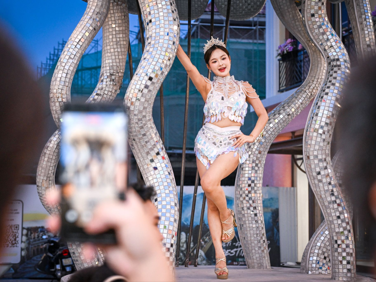 Không gian được đầu tư hệ thống âm thanh hiện đại, kết hợp DJ và các nghệ sĩ biểu diễn trực tiếp.&nbsp;