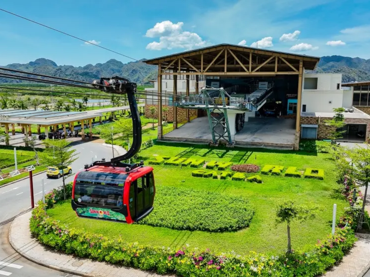 Trong đó, tuyến cáp treo Cát Hải – Phù Long dài 3.955 m giúp rút ngắn thời gian di chuyển đáng kể.