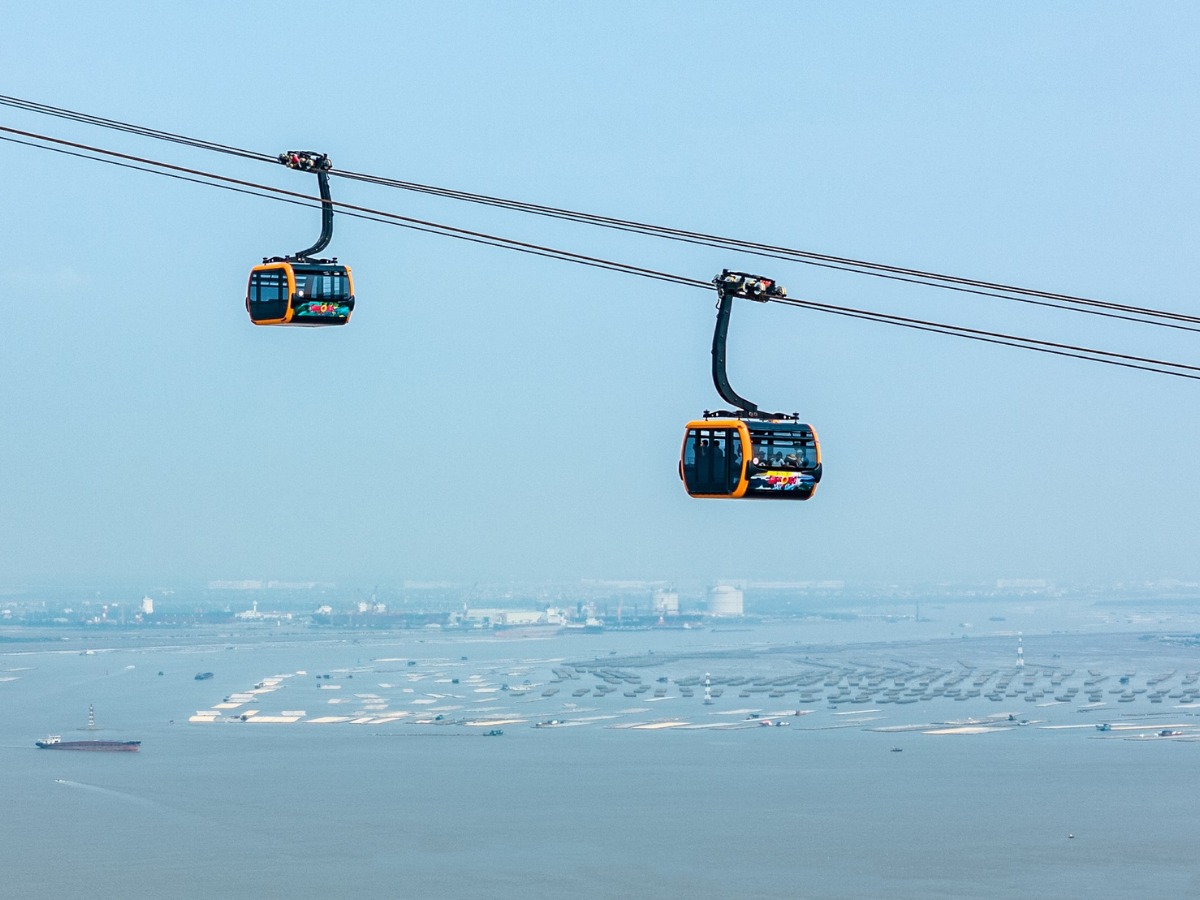 Đây là tuyến cáp treo ba dây hiện đại giúp rút ngắn thời gian di chuyển đáng kể.