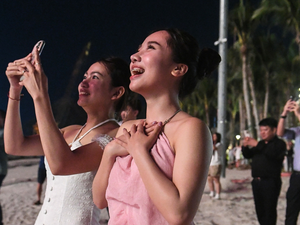 Bạn nên chọn trang phục nhẹ, dễ di chuyển và phù hợp với hoạt động buổi tối.