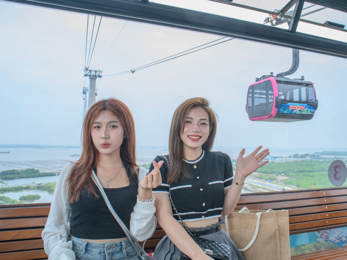 Một trong những điểm nổi bật khi trải nghiệm cáp treo là góc nhìn toàn cảnh vịnh Lan Hạ từ độ cao hơn 200 m.