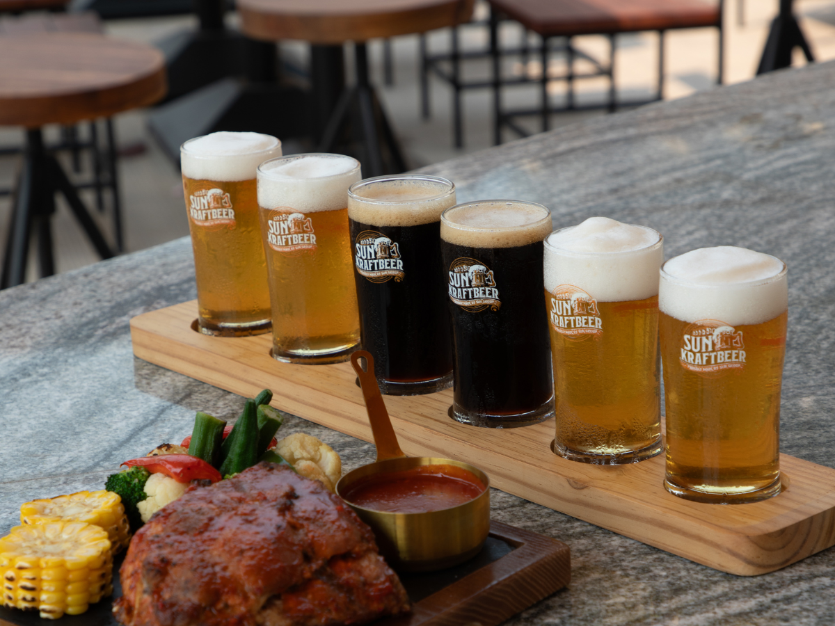 Golden Bridge Helles Lager là dòng bia có độ cồn nhẹ, thường dao động khoảng 4.5 phần trăm đến 5 phần trăm.