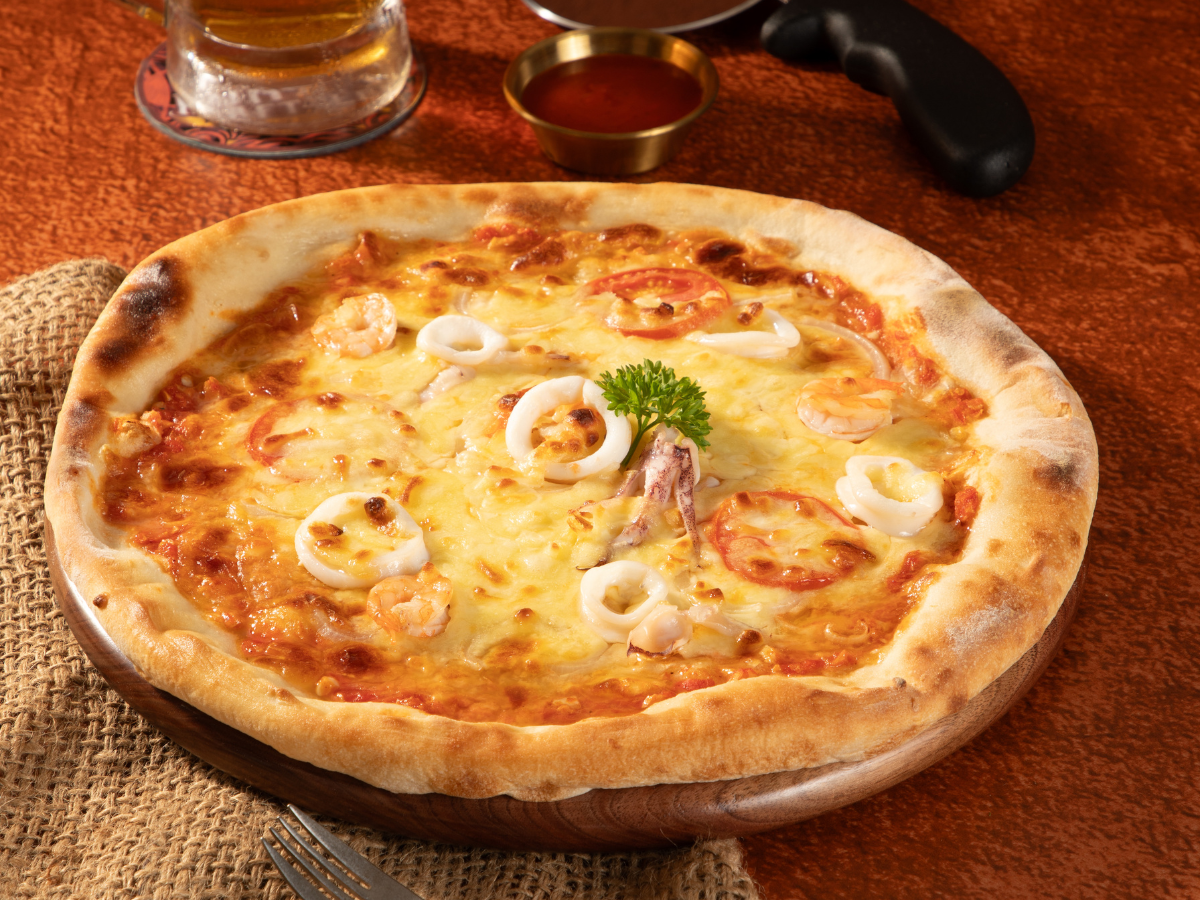 Nhóm món ăn nhanh như pizza hải sản Cát Bà và mực khô nướng mang đến sự tiện lợi trong quá trình trải nghiệm.