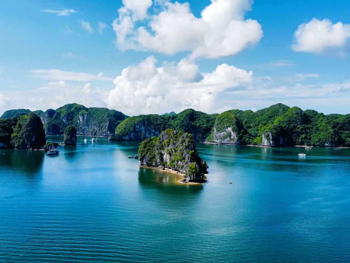 Đảo sở hữu hơn 360 hòn đảo lớn nhỏ, cùng vịnh Lan Hạ rộng khoảng 7.000 ha.