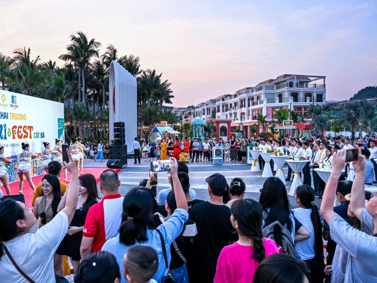 Các chương trình biểu diễn như DJ, múa lửa, violin và band nhạc sống được tổ chức xuyên suốt, tạo nên không khí sôi động và đa sắc màu.